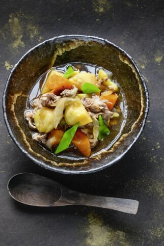 Rindfleisch-Kartoffel-Eintopf »Nikujaga« Rindfleisch-Kartoffel-Eintopf »Nikujaga«