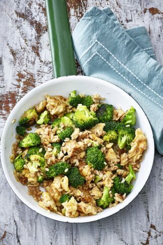 Fried Sticky Rice mit Ei und Brokkoli Fried Sticky Rice mit Ei und Brokkoli