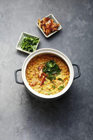 Mais-Hirse-One-Pot mit Kokos-Bacon-Topping Mais-Hirse-One-Pot mit Kokos-Bacon-Topping