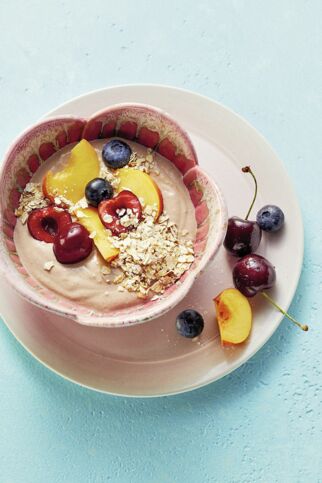 Nussjoghurt mit Obst und Haferflocken