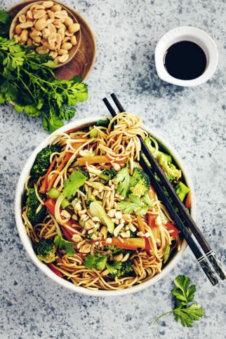 Asia-Wok-Nudeln mit buntem Gemüse Asia-Wok-Nudeln mit buntem Gemüse