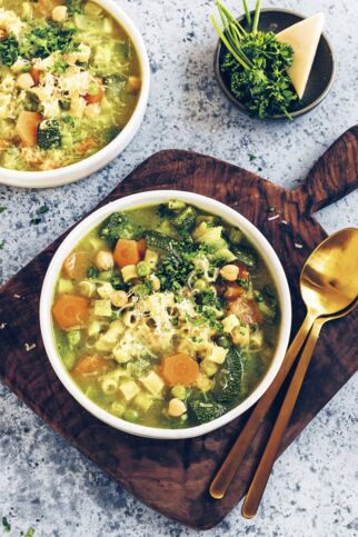 Minestrone mit Nudeln Minestrone mit Nudeln
