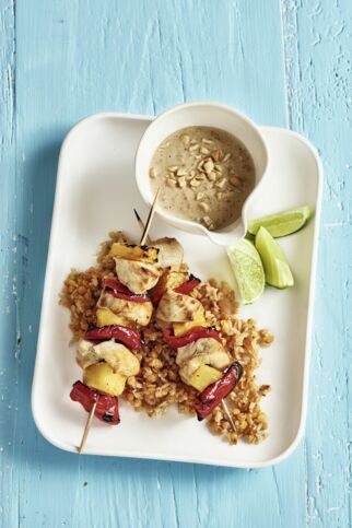 Grillspieße mit Erdnuss-Sauce und Linsen-Basmati Grillspieße mit Erdnuss-Sauce und Linsen-Basmati