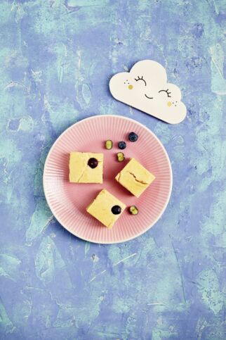 Ofenpfannkuchen mit Nussmus und Beeren