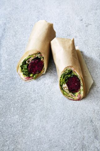 Rote-Bete-Dürüm mit Zucchinizaziki Rote-Bete-Dürüm mit Zucchinizaziki