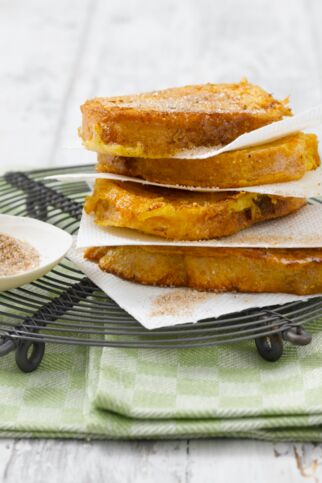 Drei Arme Ritter Scheiben mit Zimt. Arme Ritter bestehen aus Toastbrot, das zusammen mit Milch und Ei gebarten wurde. Arme Ritter