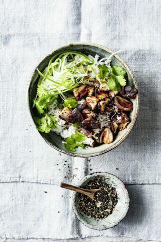 Bowl mit Sushi-Reis und Shiitake