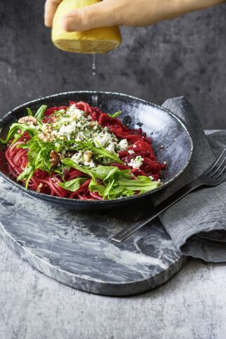 Rote-Bete-Nudeln mit Schafskäse Rote-Bete-Nudeln mit Schafskäse