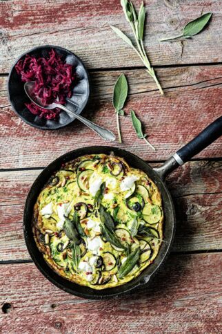 Zucchini-Frittata mit geröstetem Salbei