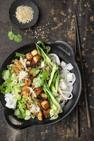 Glasnudel-Bowl mit Pak Choi und Tofu Glasnudel-Bowl mit Pak Choi und Tofu