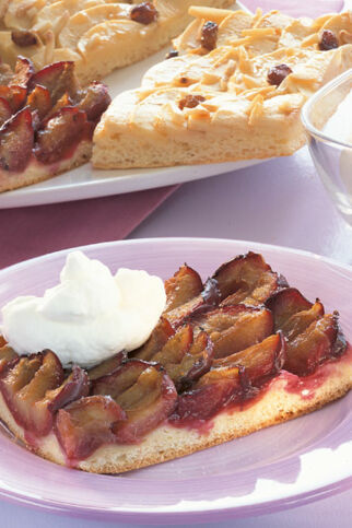 Hefeblechkuchen mit Früchten