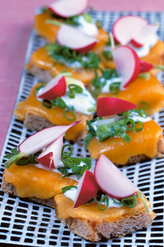 Gegrillter Käse auf Mini-Toasts mit Kräutercreme Gegrillter Käse auf Mini-Toasts mit Kräutercreme