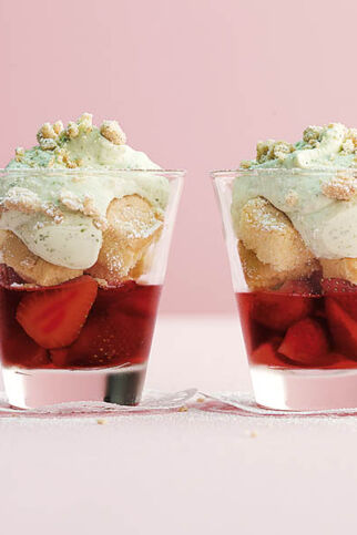 Erdbeer-Trifle mit süßer Basilikumsahne Erdbeer-Trifle mit süßer Basilikumsahne