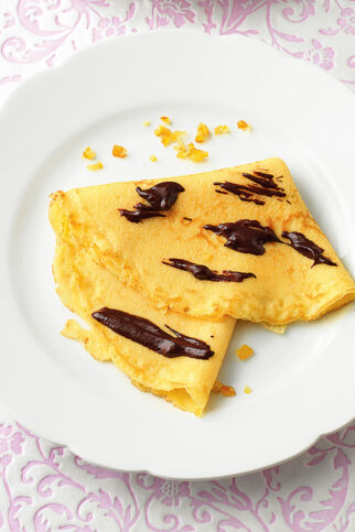 Wiener Sahne-Crêpes mit Schokosauce Wiener Sahne-Crêpes mit Schokosauce