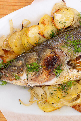 Wolfsbarsch auf Kartoffeln und Fenchel
