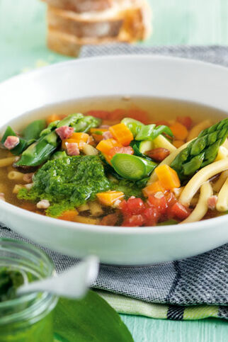 Minestrone mit jungem Gemüse und Bärlauch