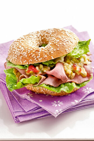 Roastbeef-Bagel mit Gurkenrelish Roastbeef-Bagel mit Gurkenrelish