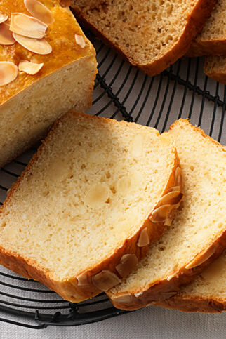 Dinkelbrot mit Marzipan Dinkelbrot mit Marzipan