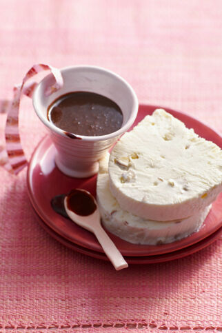 Torrone-Parfait mit Schokoladensauce Torrone-Parfait mit Schokoladensauce
