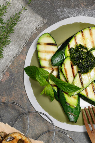 Gegrillte Zucchini mit Minzpesto