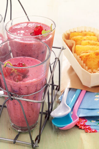 Beerenkaltschale mit Grießplätzchen Beerenkaltschale mit Grießplätzchen