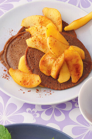 Buchweizenpfannkuchen mit karamellisierten Äpfeln