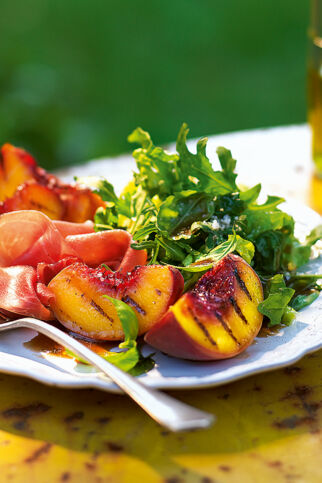 Salat mit Grillpfirsich und Schinken Salat mit Grillpfirsich und Schinken