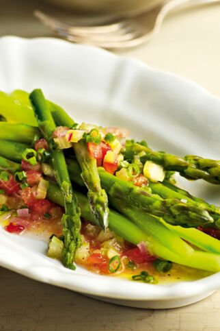 Grüner Spargel mit Zwiebel-Tomaten-Marinade Grüner Spargel mit Zwiebel-Tomaten-Marinade