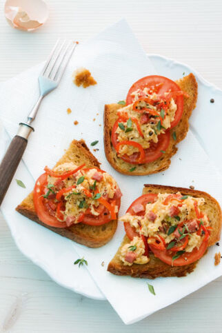 Bauernbrot mit Paprikarührei und Kabanossi Bauernbrot mit Paprikarührei und Kabanossi