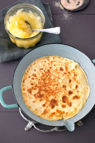 Pfannkuchen mit Apfelmus Pfannkuchen mit Apfelmus