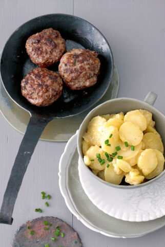 Frikadellen mit Kartoffelsalat Frikadellen mit Kartoffelsalat