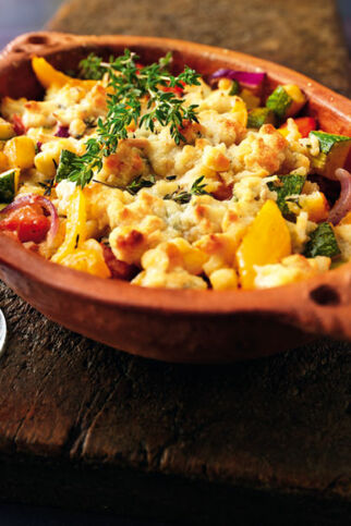 Ratatouille mit Parmesan-Mandel-Crumble Ratatouille mit Parmesan-Mandel-Crumble