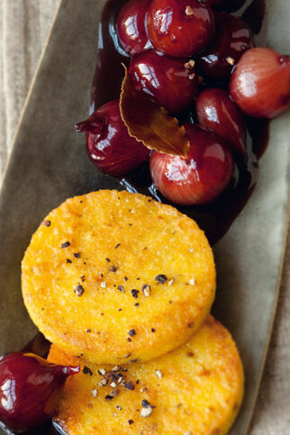 Portwein-Schalotten mit Pfeffer-Polenta Portwein-Schalotten mit Pfeffer-Polenta