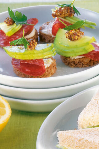 Salami-Gurken-Canapés Salami-Gurken-Canapés