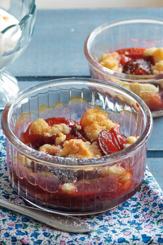 Zwetschgen-Crumble mit Zimtsahne