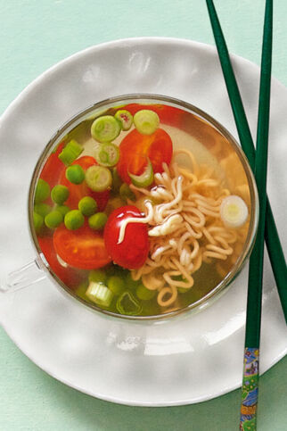 Tassensuppe mit Nudeln Tassensuppe mit Nudeln