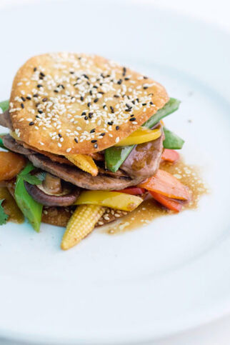 Teriyaki vom Rind mit Gemüse und Sesamchips Teriyaki vom Rind mit Gemüse und Sesamchips