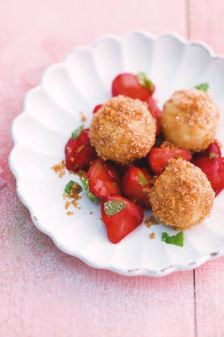 Kleine Quarkknödel auf Erdbeerragout