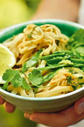 Reisnudeln mit Zuckerschoten und Zitrone Reisnudeln mit Zuckerschoten und Zitrone