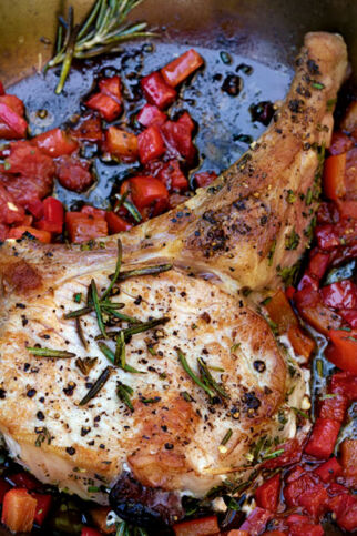 Rosmarin-Koteletts mit Tomaten-Oliven-Füllung Rosmarin-Koteletts mit Tomaten-Oliven-Füllung