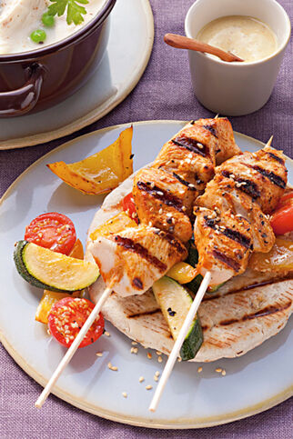 Tandoori-Spieße mit Sesam-Joghurt und Gemüse Tandoori-Spieße mit Sesam-Joghurt und Gemüse