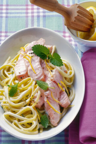 Zitronenmelissesauce mit Lachs
