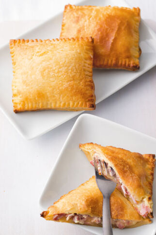 Blätterteigteilchen mit Schinkenfüllung Blätterteigteilchen mit Schinkenfüllung