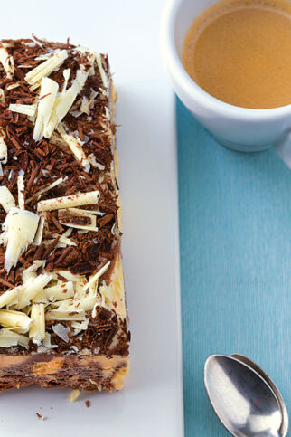 Schokoladenparfait schwarz-weiß Schokoladenparfait schwarz-weiß