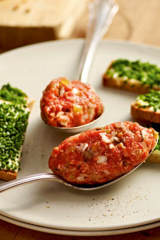 Tatar mit Schnittlauchbrot Tatar mit Schnittlauchbrot