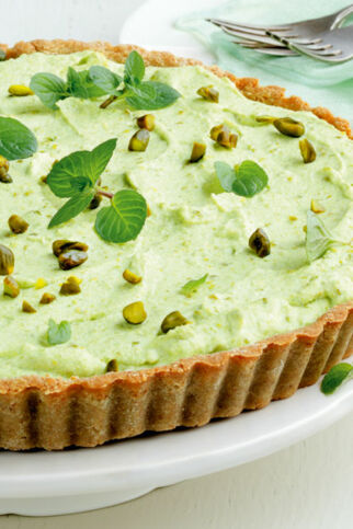 Buchweizentarte mit Erbsen-Pistazien-Creme Buchweizentarte mit Erbsen-Pistazien-Creme