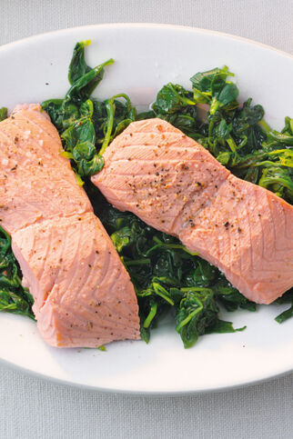 Lachsfilets auf Babyspinat