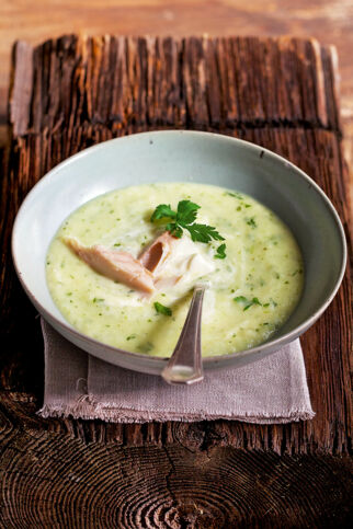 Petersilienwurzelsuppe mit Räucherfisch Petersilienwurzelsuppe mit Räucherfisch