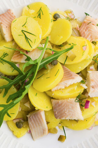 Kartoffelsalat mit Räucherforelle Kartoffelsalat mit Räucherforelle