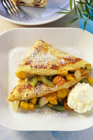 Pfannkuchen mit Fruchtsalat